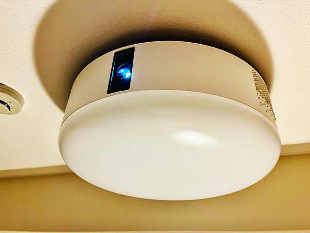 空間効率を高める「照明一体型プロジェクター」とは