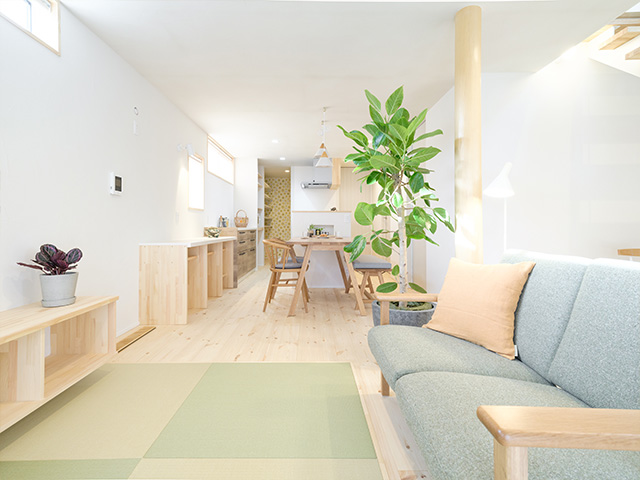 白基調の内装と映像家電の相性