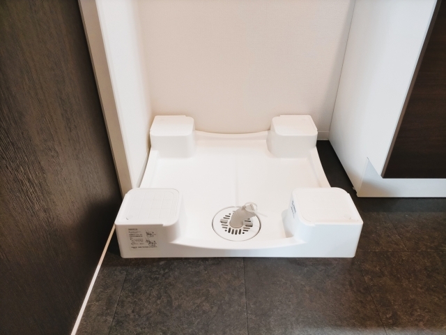 内見時に防水パンを見ている様子