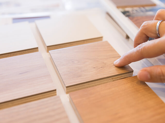 家具や内装の素材サンプルを手に取り比較する様子