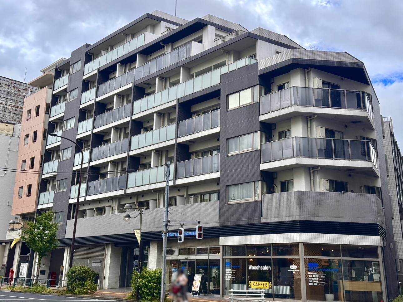 フェニシア学芸大学3階の外観